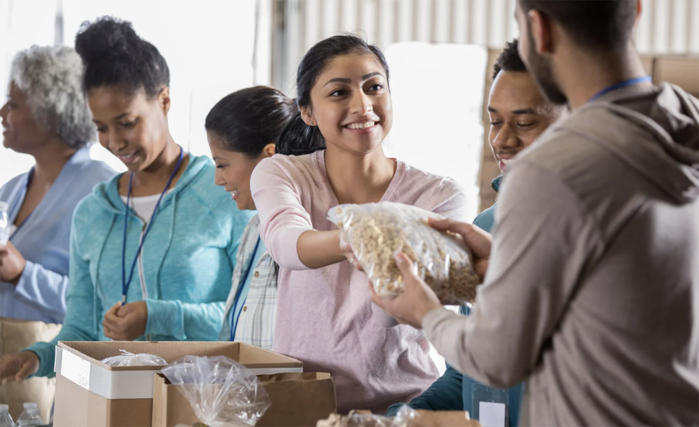 Umpqua Bank associates volunteering